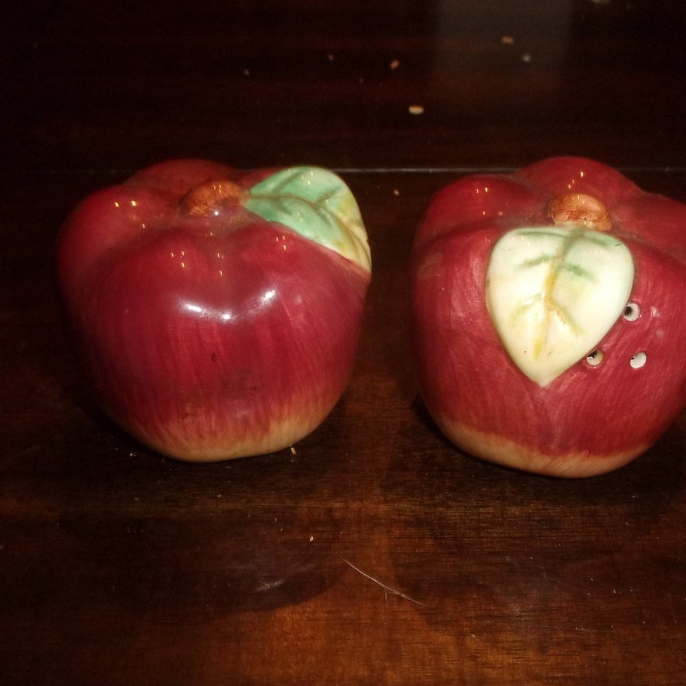 Salt pepper shakers set apples fruit